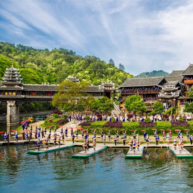 快樂(lè)大巴游--【好運(yùn)通道、福地懷化】湖南通道皇都侗寨、轉(zhuǎn)兵紀(jì)念館、萬(wàn)佛山、懷化洪江古商城、安江袁隆平舊居、芷江受降館、龍津風(fēng)雨橋、柳州青云早市、窯阜古鎮(zhèn)、五星街空調(diào)汽車(chē)純玩五天